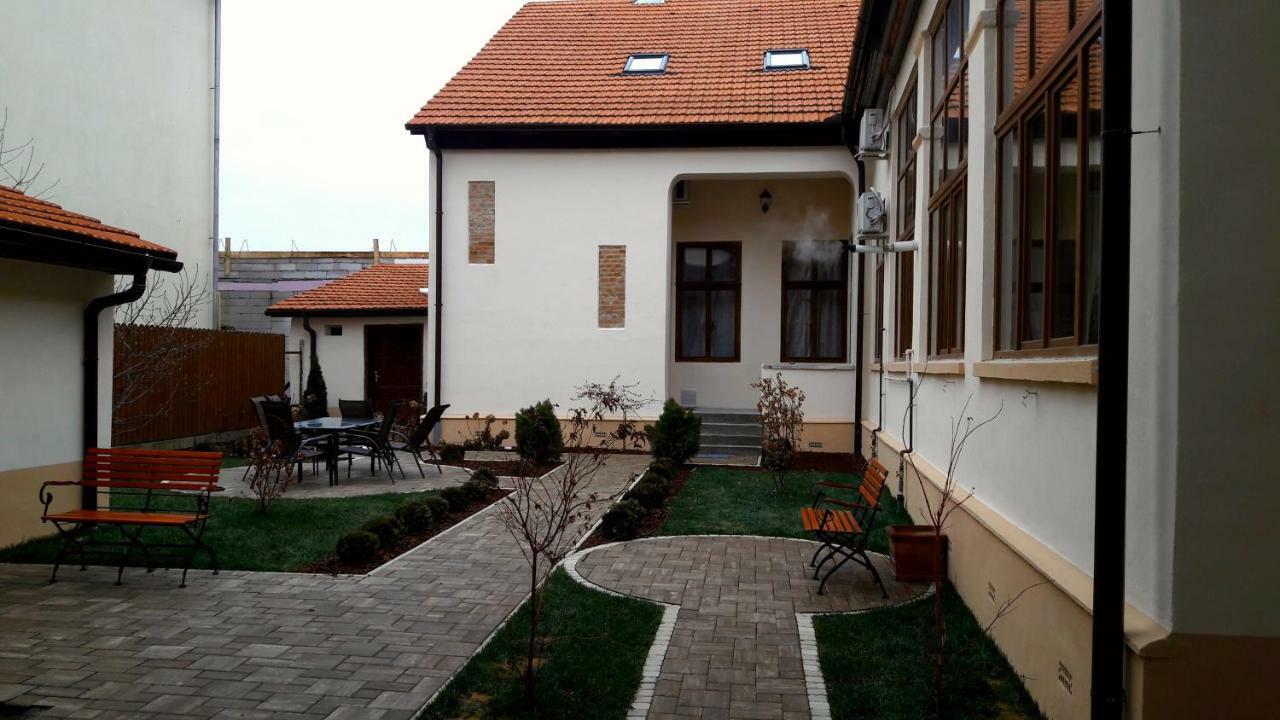 Antique Aparthotel Alba Iulia Esterno foto